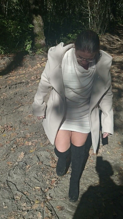 Jade shows off in the wood with the strangers | Clip 3