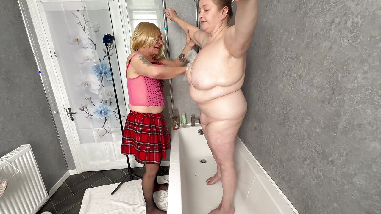 Parte 1: - Puta cachonda se ducha y prepara a Domina Satana para sus sesiones con sus subs.