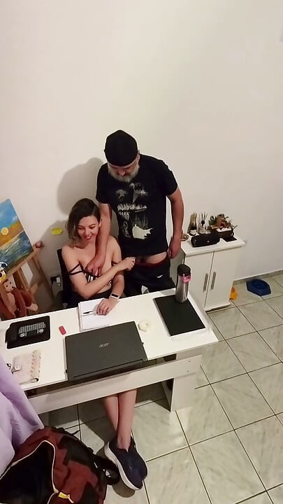 Foder a enteada até gozar todo por cima dela.
