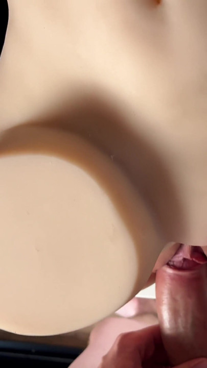 Mijn vriendin koopt een seksspeeltje voor me en ik neuk wild beide kutjes en haar anus