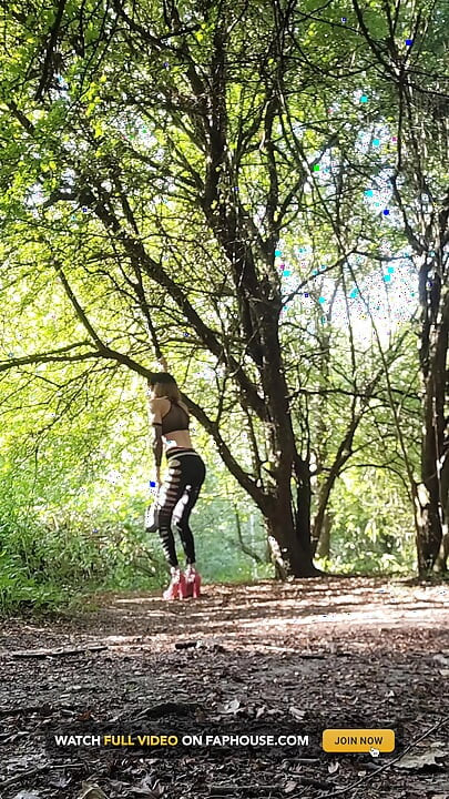 Děvka 1 den děvka vždy. French Trav Ass Hledá se v lese, Pink Thong Thong a Pink Podpatky. Výstava v lese.