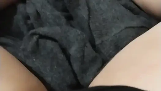 Tombul kadın yüksek sesle titreşerek orgazm oluyor