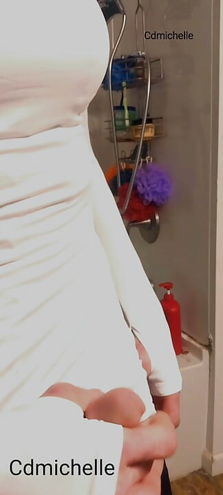 Cdmichelle u crnom jednodijelnom bodiju, a zatim oblači seksi bijelu haljinu