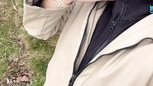 Pergi keluar lalu kencing memek muncul