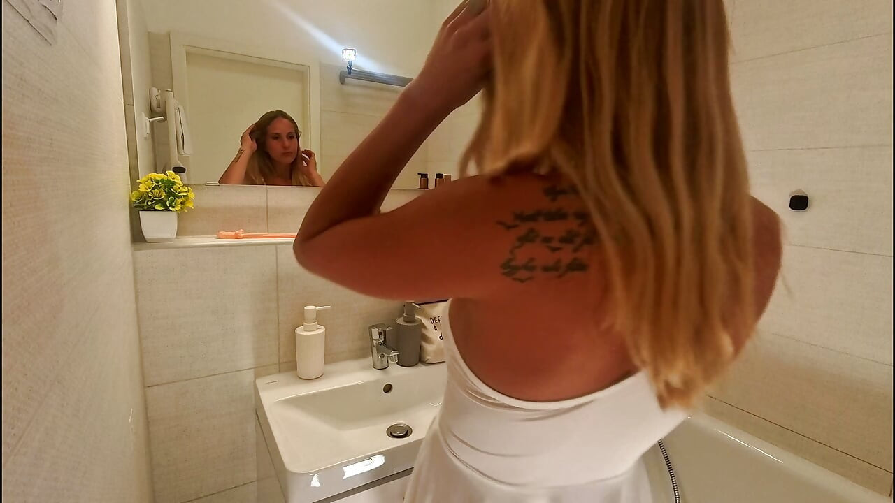 透け透けの白いミニドレスを着た美人金髪新妻が、極小Tバックと大きなお尻を大胆に見せつける
