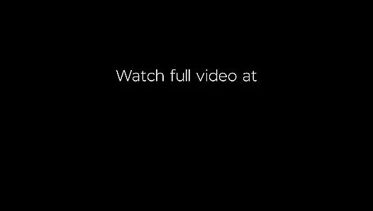 Küçük yarağı seksi ıslak havuz kızı tarafından emiyor