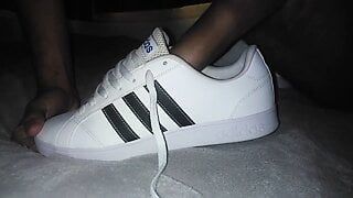 Follando y corrida en mi zapatilla adidas