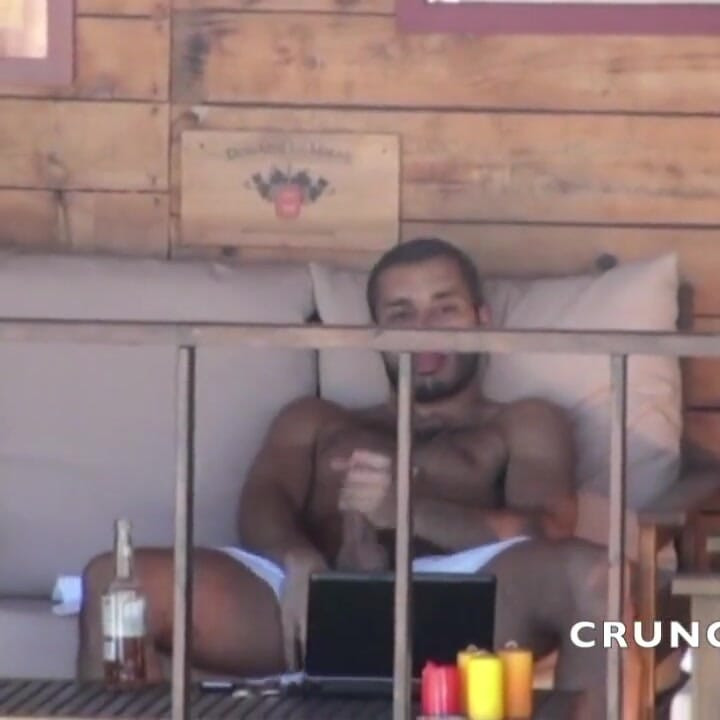 Straigth 阿拉伯熊在户外表演中展示他巨大的 cokc