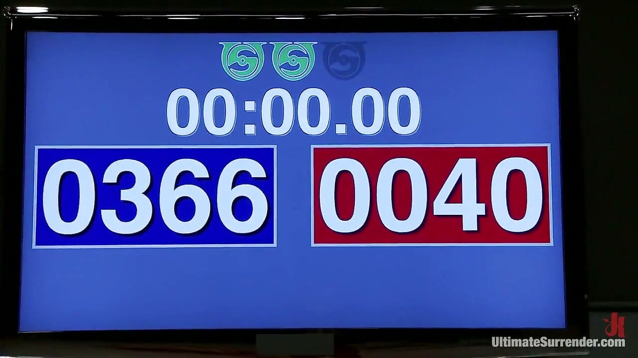 Dvě sexy blondýnky vybojují v neskriptované wrestlingové podání a prstění na podložce