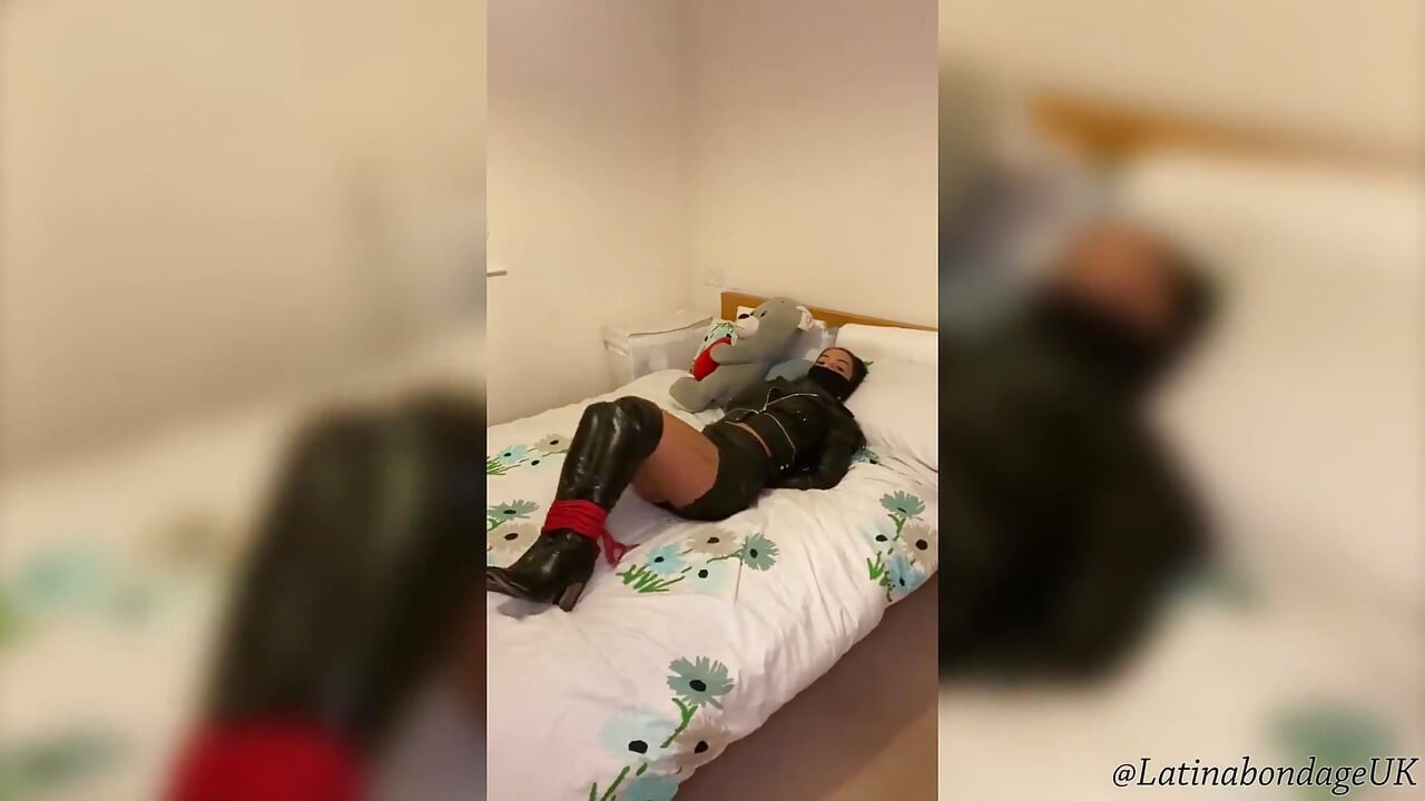 Chamre ke joote aur poorn chamre ke kapre pahni laitina tang bandhi huee hai aur gala ghont rahi hai