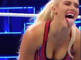 WWE - Lana aka cj Perry boog zich over het decolleté
