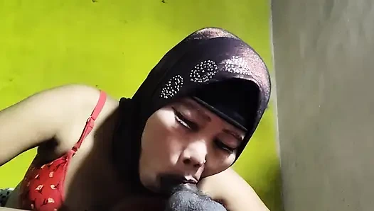 Ibu tiriku dan aku berbagi ranjang dan dia akhirnya nyepong kontolku