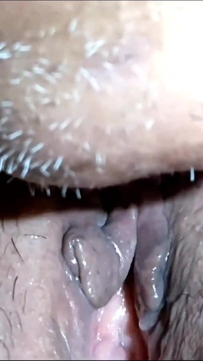 Casal maduro de verdade, ela quer sua buceta comida até ter um orgasmo intenso | Clipe 2