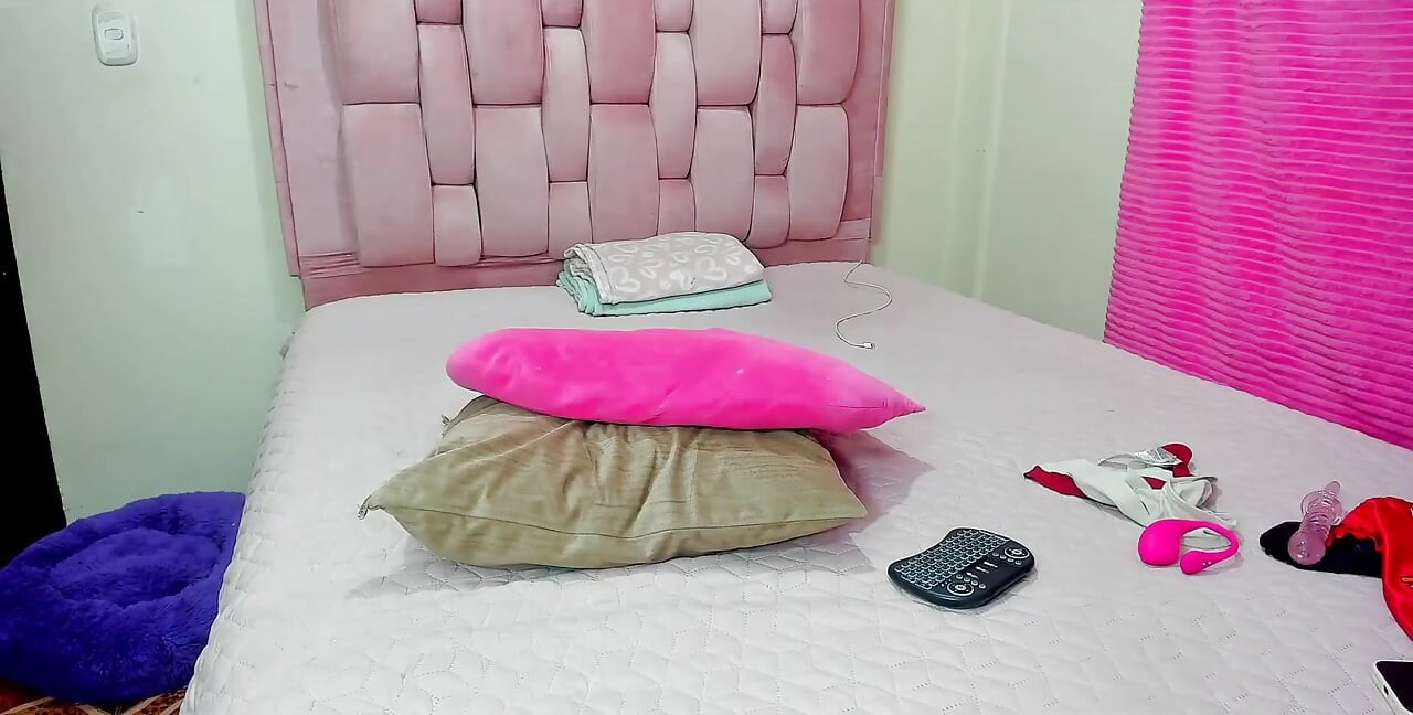 Büyük memeli genç sürtük kendini çifte sikiyor ve fışkırtıyor