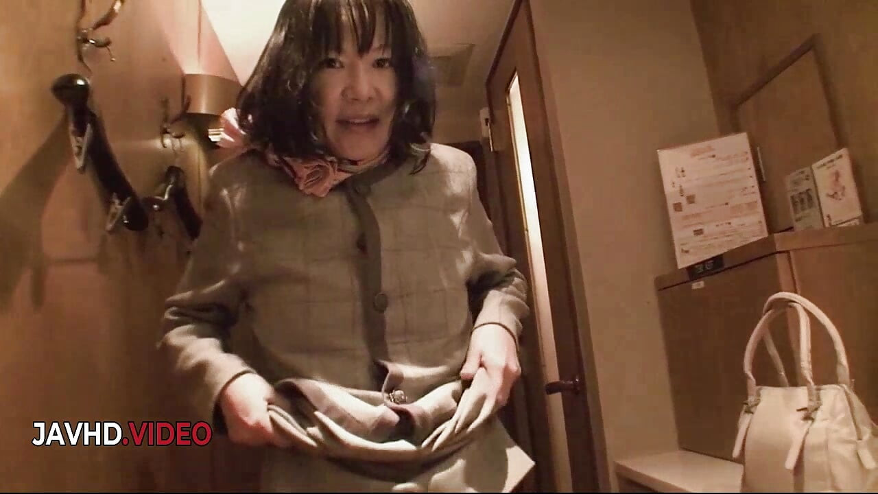 Mature Kiyoe Majima Pleasures Her Hairy Pussy with a Vibrator