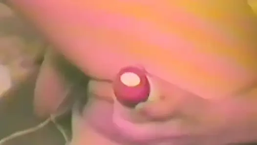 Brünette mit kleinen titten wichst mit zwei sexspielzeug