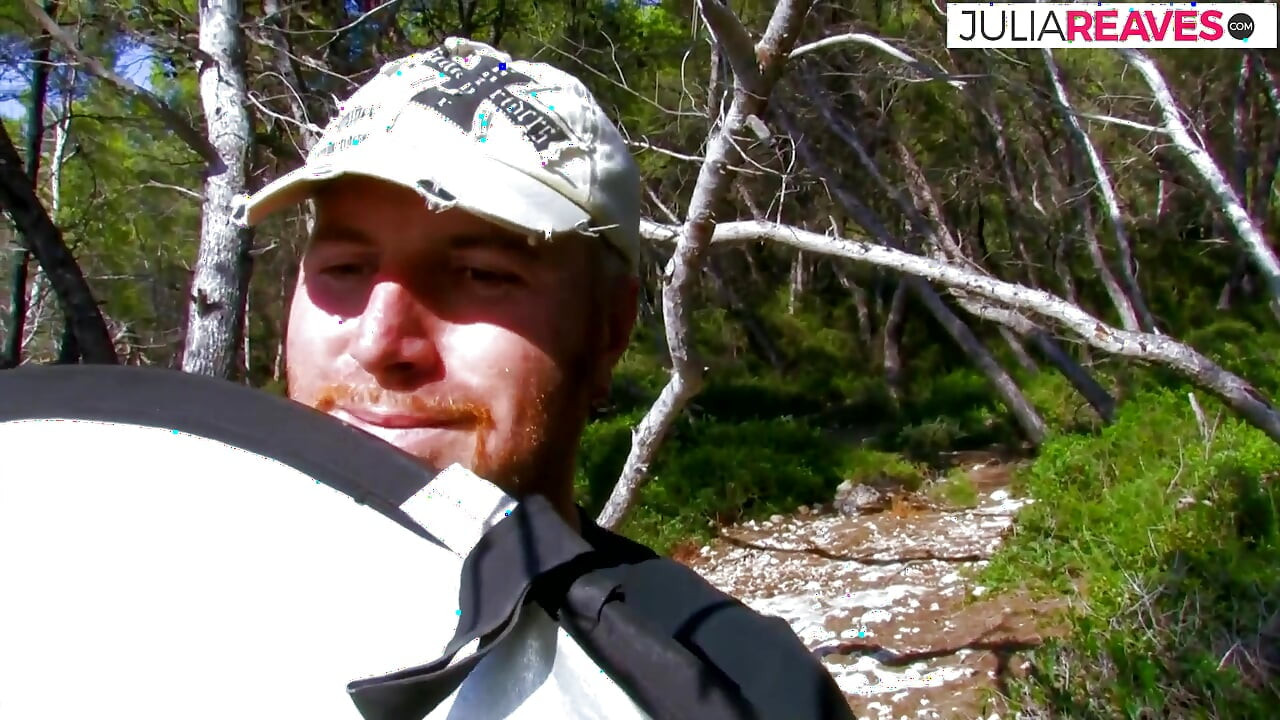 Babe berijdt een enorme pik in het bos naar een cumshot