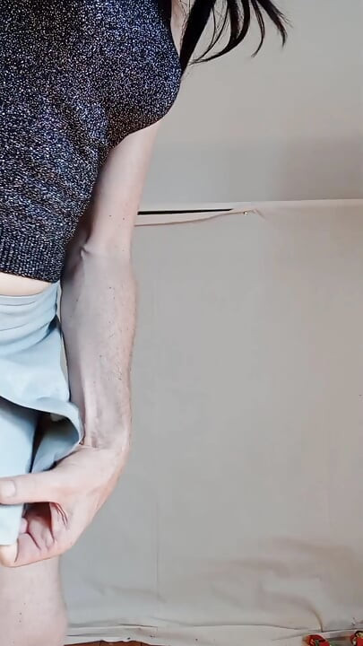 um bom pau saindo de sua skort para gozar