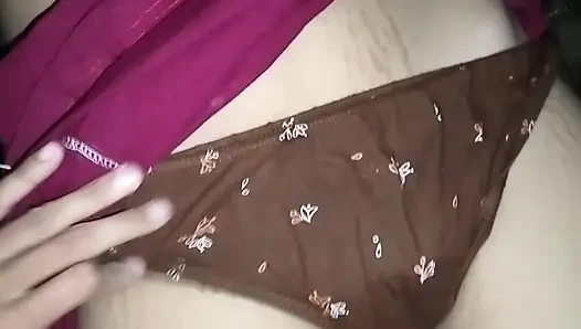 Симпатичная киска трахает пальцами женщину-красотку