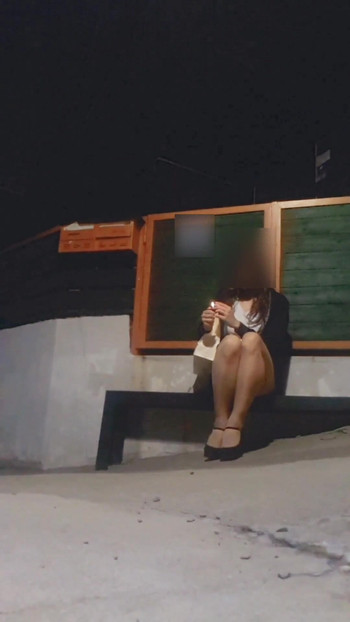 Snažan trenutak iz "Vrijeme je za odlazak u školu! Azijska kurvasta studentica u elegantnoj suknji ide u školu s vibratorom u sebi"