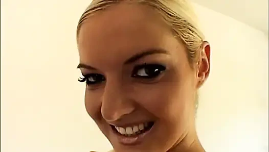 Geile blondine liebt halsfick