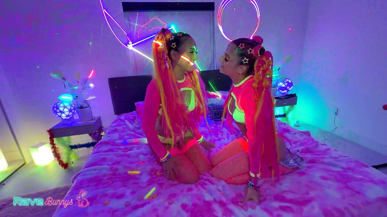 Sasha Tatcha és Madison Steele testfestésben tündökölnek egy neon hármasban
