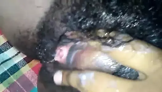 Местная девушка дези трахает пальцами ее волосатую киску – XXX видео