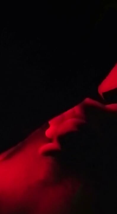 Joven masturbandose con las luces en rojo