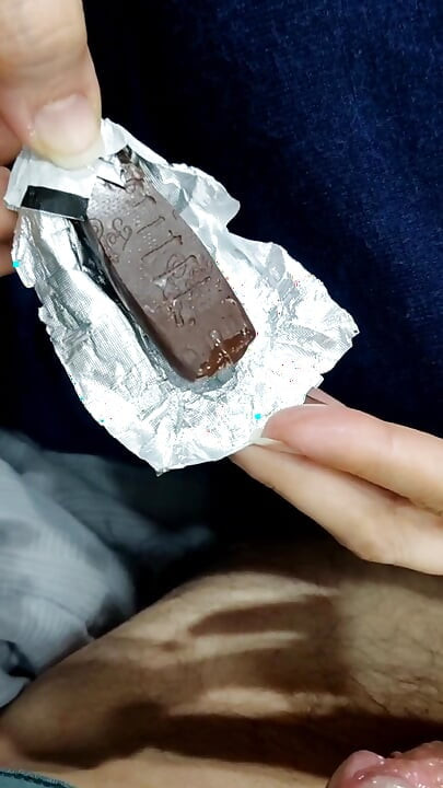 クイック!彼女のお気に入りのチョコレートに精液を!