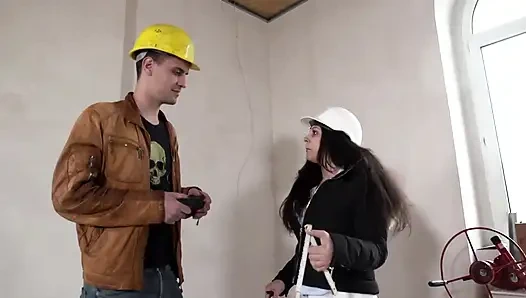 Atemberaubende brünette mit dicken möpsen wird wild gefickt