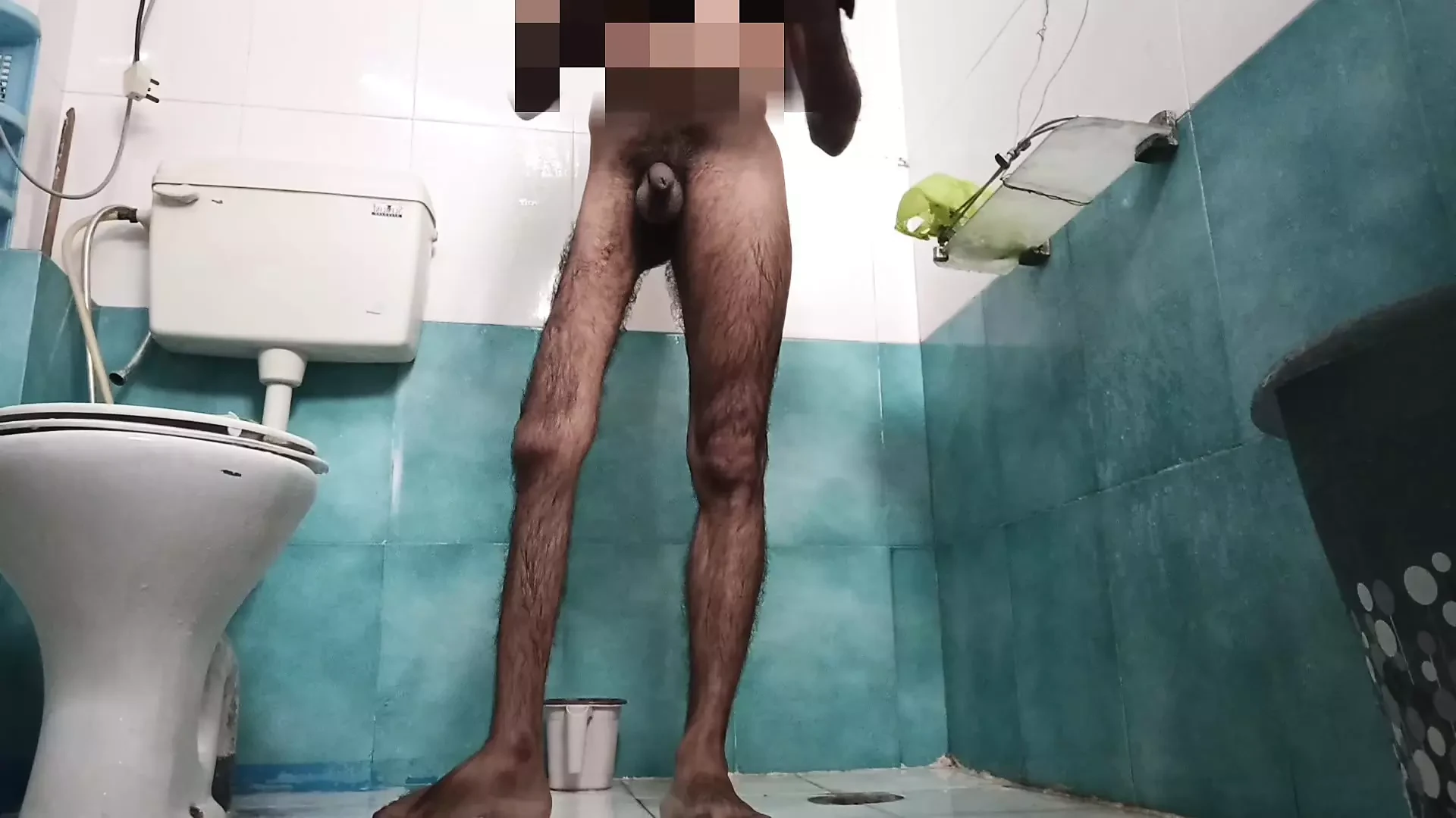 La matrigna porca aiuta il suo giovane ragazzo dentro la doccia e gli succhia il cazzo