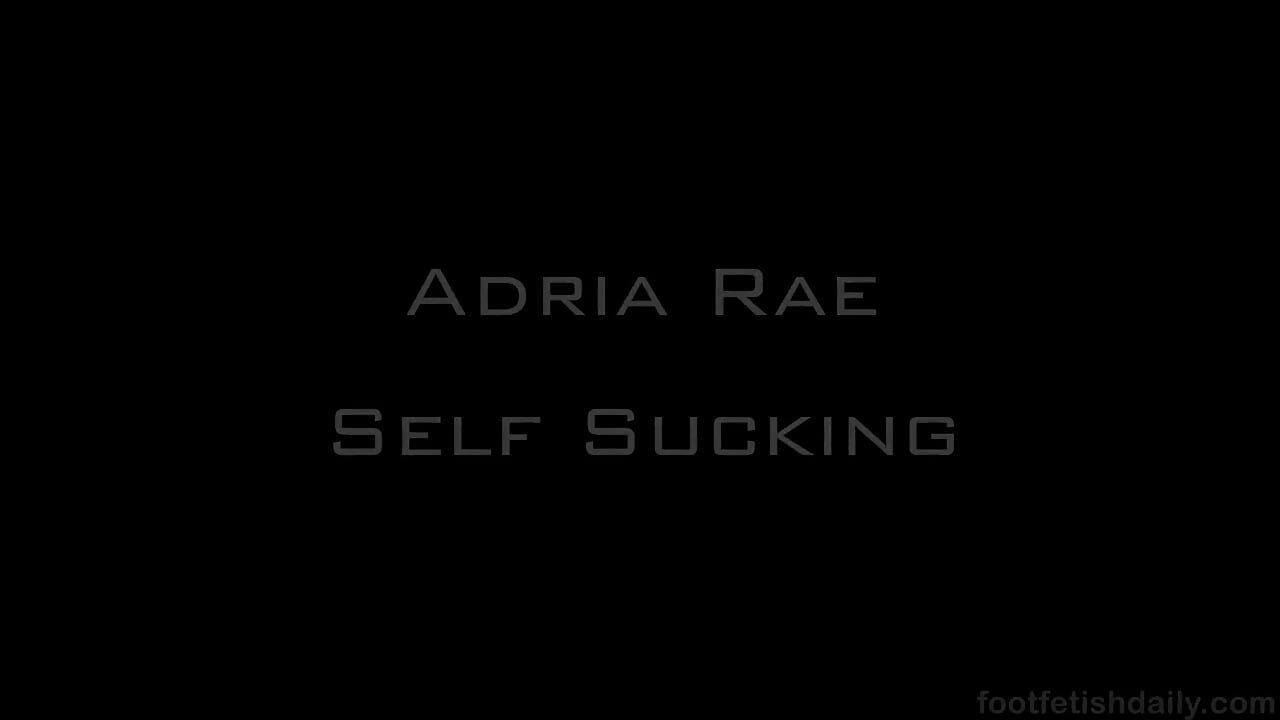 Adria Rae auto-chupando pé fetiche