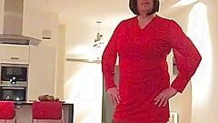 Nicki-Crossdress trong chiếc váy đỏ gợi cảm, quần tất đen & giày cao gót