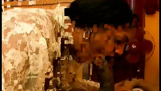 Şişman fahişe bu uzun yarağı domaltarak almayı seviyor