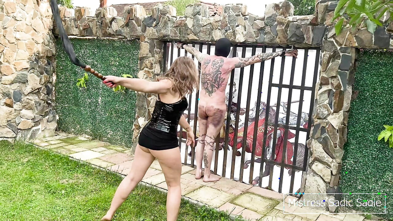 Sclavă vânătă este biciuită de doi sadici afară