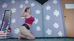Mamă sexy antrenament de yoga în direct în flux latino cu țâțe mari alunecare de sfârc