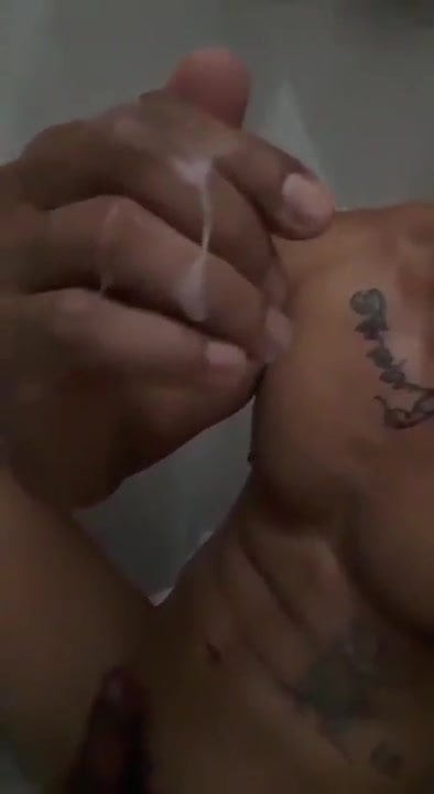 asian hunk JO in bathroom (1'32'')