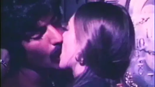 Yoğun üçlü ilişki