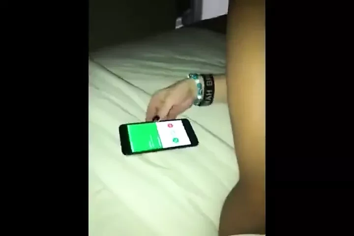 她和老公打电话时吮吸我的鸡巴