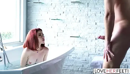 Minyon kızıl saçlı lola fae ayaklarına tapıyor