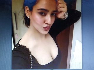 Neha Sharma lagi dia tidak akan berhenti sehingga mengeringkan zakar saya