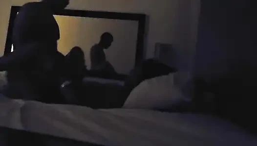 Sert sikişiyor, inliyor ve düşük ışıkta çok çığlık atıyor