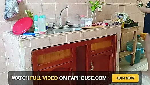 Ibu tiri gemuk lagi bersih-bersih dapur