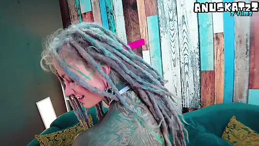 Татуированную порнозвезду жестко наполнили сливками после бурного интервью