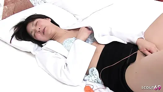 Erkek delisi Japon olgun nine mastürbasyon yaparken yakalandı ve sansürsüz jav dölleme sikişi