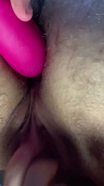 Trans man klaarkomend met een dildo in zijn kont | Clip 2