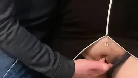 Wow! Cowok asing lagi asik fingering memekku di kereta bawah tanah