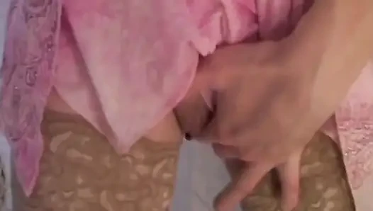 Sarışın hatun yoğun amcık yiyor ve parmaklıyor