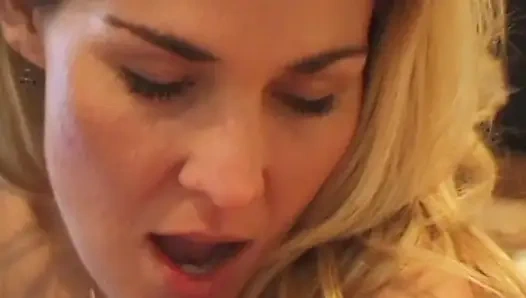 Lesbische Erotik auf dem Sofa