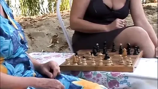 Pesta piknik milf pirang lesbian